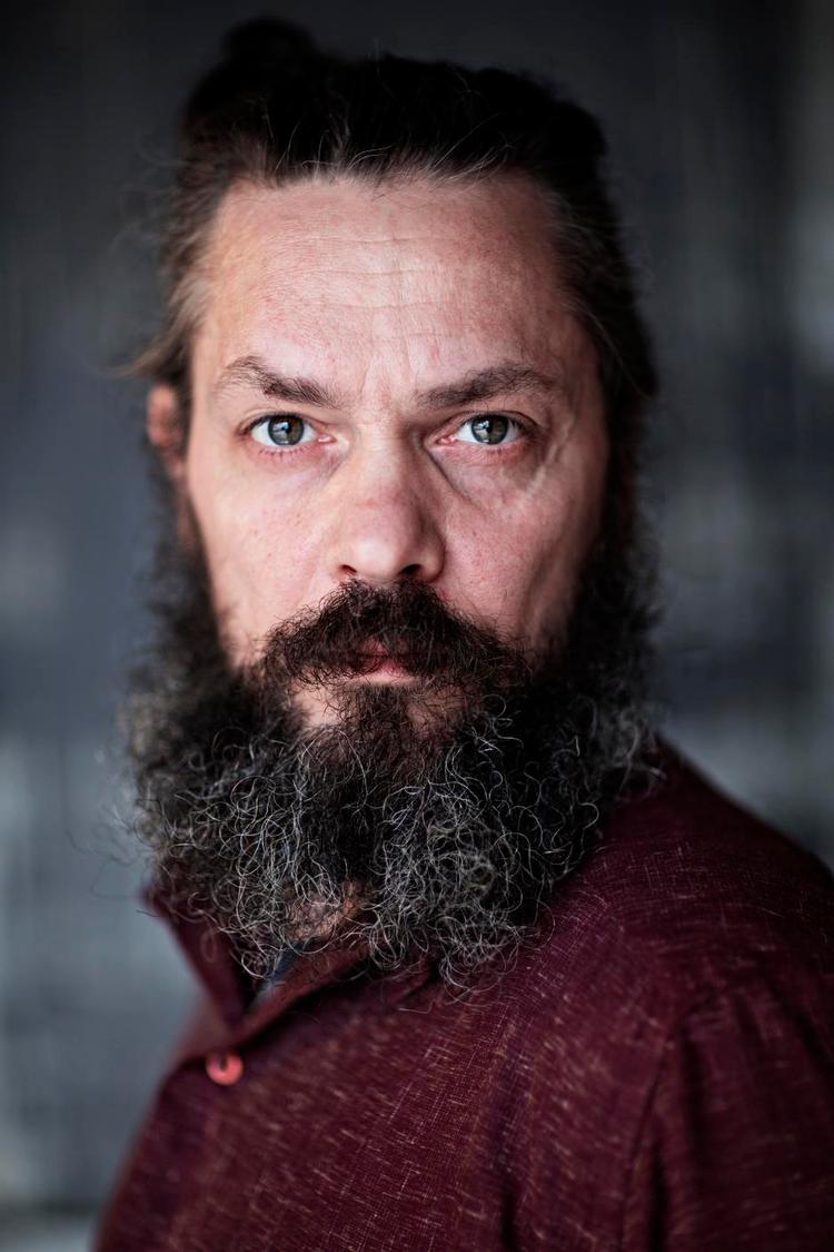 Ordspiller. Claus Ankersen har lagt vægt på sprogfornyelsen i sine limericks. Men dog med en småsjofel vinkel. Vi er jo et folk af lidrebasser. 