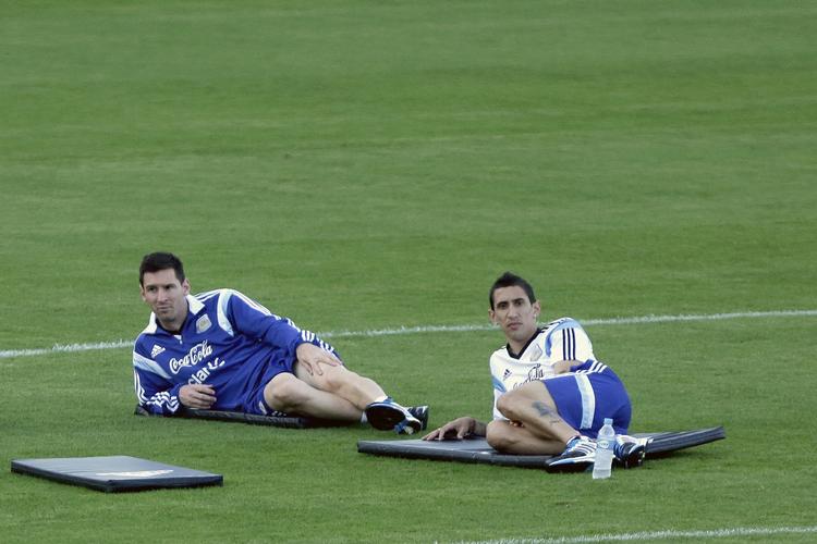 UDE. Lionel Messi (t.v.) og Angel Di Maria får sig en slapper under gårsdagens træning. Det kan der hurtigt komme en historie udom på de sociale medier, hvor VM-rygter deles med lynets hast. 