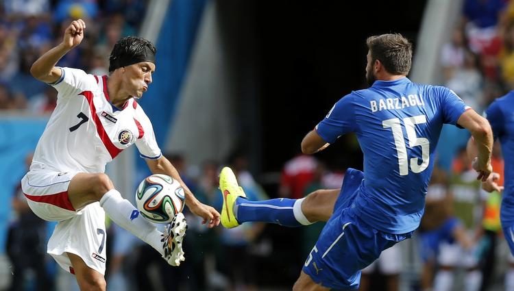 Favoritdræber. Christian Bolaños (tv) og co. snuppede 7 af 9 point i en indledende gruppe med Italien, England og Uruguay. 