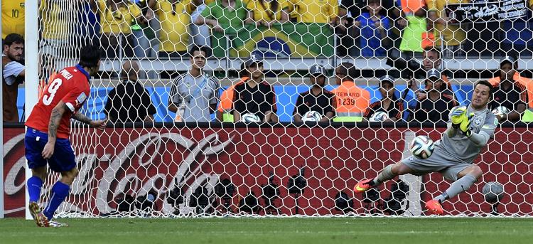 ØV. Chiles Mauricio Pinillo var 1/8-finalens mest uheldige mand. I 120 minut bankede han en afslutning på træværket. Kort efter brændte han i straffesparkskonkurrencen mod Julio Cesar. 