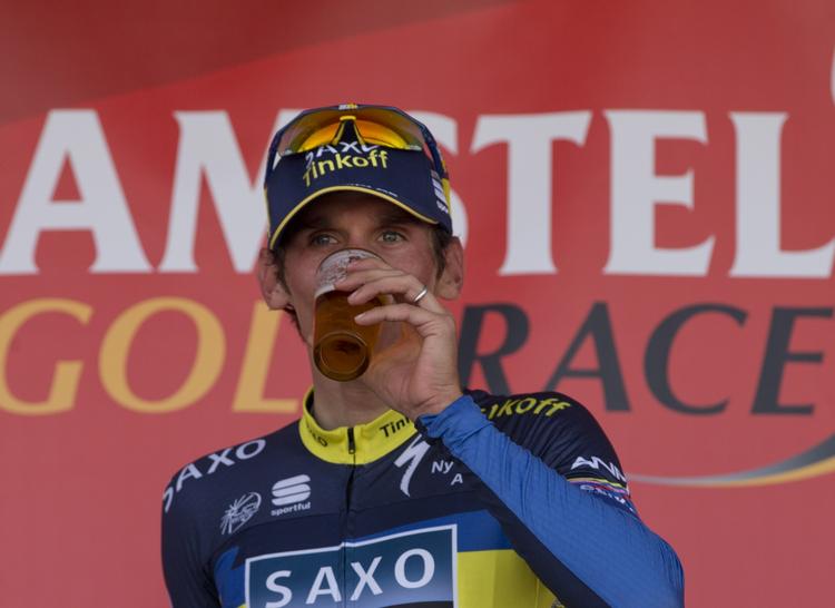 comeback. Roman Kreuziger nyder en øl på podiet efter sejren i Amstel Gold Race. 