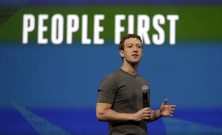 Manipulation. Facebook og stifter Mark Zuckerberg kritiseres for at have manipuleret de nyheder, der optræder på brugernes væg på det sociale medie. 