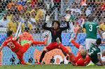 REFLEKS. Selv om Klaas-Jan Huntelaar var dømt offside, fik Guillermo Ochoa også forhindret denne afslutning fra at gå i mål - men til sidst måtte den mexicanske sprællemand give fortabt. 