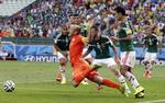 STRAFFESPARK. I overtiden faldt Arjen Robben for tredje gang i kampen i straffesparksfeltet, og denne gang blev Rafael Marquez' benspænd vurderet til et straffespark. 