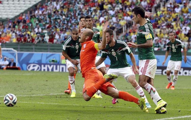 STRAFFESPARK. I overtiden faldt Arjen Robben for tredje gang i kampen i straffesparksfeltet, og denne gang blev Rafael Marquez' benspænd vurderet til et straffespark. 