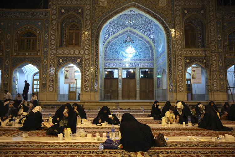 Deltagelse i ramadanen er en af de fem søjler i islam. De andre er trosbekendelsen, bøn, almisse og pilgrimsfærd. Her sidder en gruppe iranske kvinder og venter på solnedgang, så de kan begynde måltidet. 
