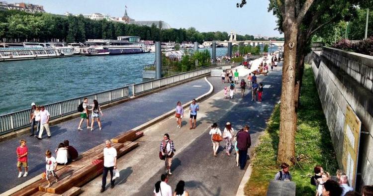 Bilfri strækning. En strækning på 2,3 kilometer langs Seinen er inddraget til fodgængerareal med et væld af aktivitetsmuligheder. 
