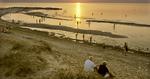 Natur. Som et led i at sætte gang i turismen herhjemme igen, vil regeringen som et forsøg lade kommuner ansøge om at bygge kystnært. Det kan være alt fra iskiosker og badefaciliteter til hoteller. 