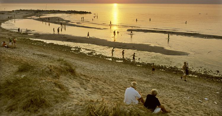 Natur. Som et led i at sætte gang i turismen herhjemme igen, vil regeringen som et forsøg lade kommuner ansøge om at bygge kystnært. Det kan være alt fra iskiosker og badefaciliteter til hoteller. 