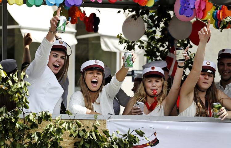 fest. De fylder godt i gadebilledet i disse dage, de nye studenter, som, når rusen er dampet af, skal lægge en plan for fremtiden. 