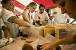 burgerfabrik. Der bliver lavet burgere på samlebånd under Roskilde Festivalen. Overskud fra produktionen skal ikke smides ud men deles ud. 