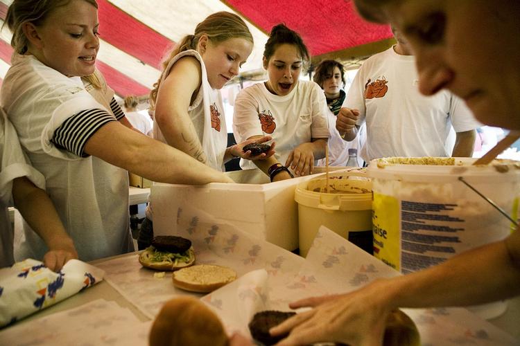 burgerfabrik. Der bliver lavet burgere på samlebånd under Roskilde Festivalen. Overskud fra produktionen skal ikke smides ud men deles ud. 