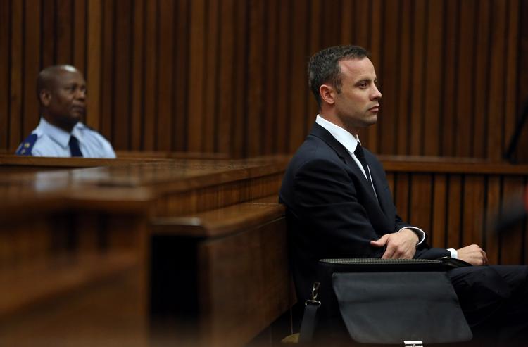 Drabsmand. Topatleten Oscar Pistorius har erkendt, at han skød og dræbte sin kæreste 14. februar 2013. Han hævder, at der var tale om et tragist uheld, da han var overbevist om, at det var en indbrudstyv, han skød mod gennem en lukket dør. 