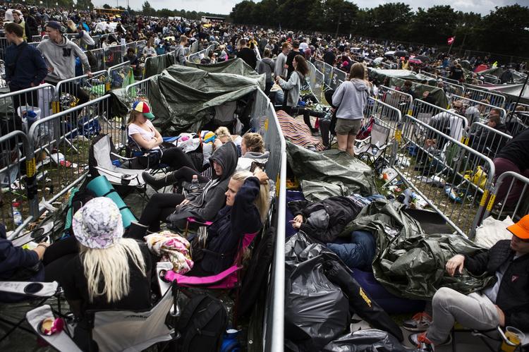 Tætpakket. Både ved indfaldsvejene til Roskilde Festival og i sluserne lige ved campingområdet var der lang og tæt kø søndag. 