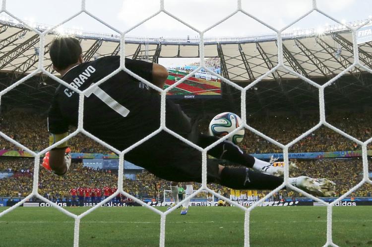 Afbrænder. Chiles målmand snuppede Hulks forsøg i straffesparkskonkurrencen. 