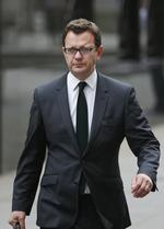 Medieskandale. Andy Coulson, der var chefredaktør på skandaleavisen News of The World fra 2003 til 2007, fortrak ikke en mine, da han sidste uge blev kendt skyldig i hacking. Nu skal han i retten igen. 