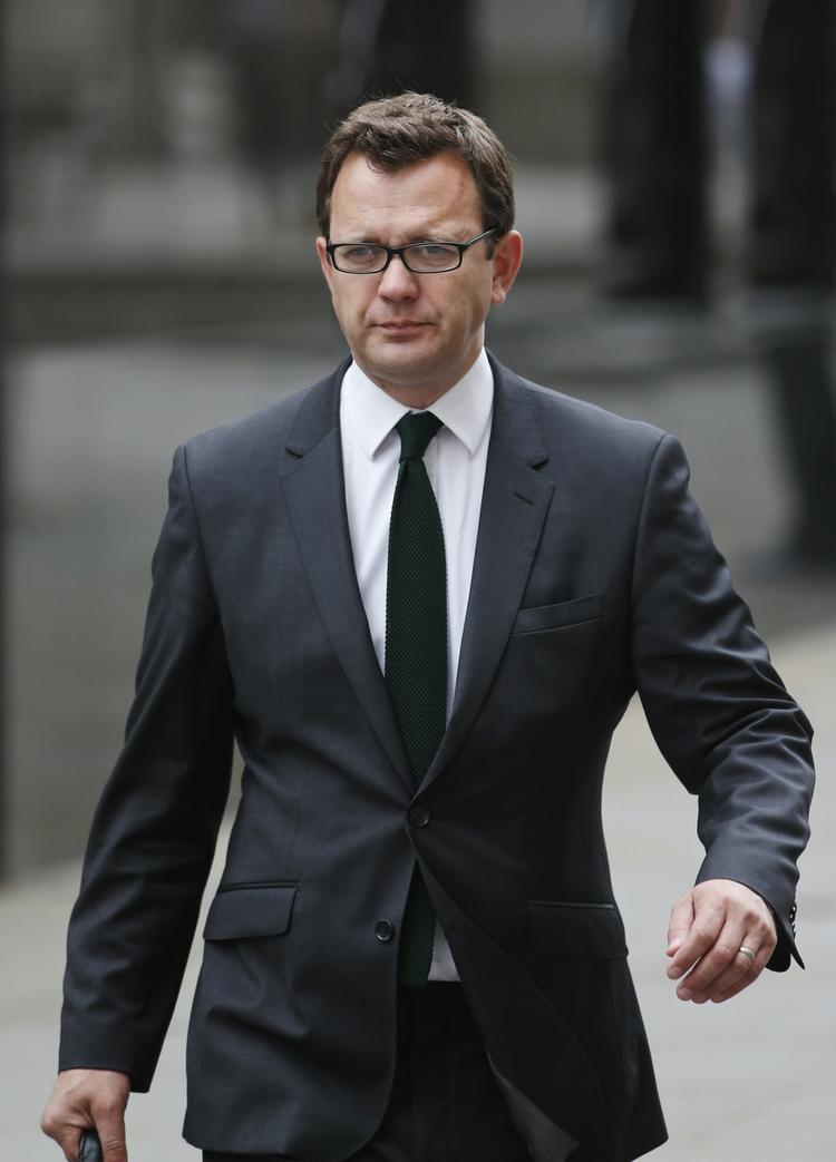 Medieskandale. Andy Coulson, der var chefredaktør på skandaleavisen News of The World fra 2003 til 2007, fortrak ikke en mine, da han sidste uge blev kendt skyldig i hacking. Nu skal han i retten igen. 