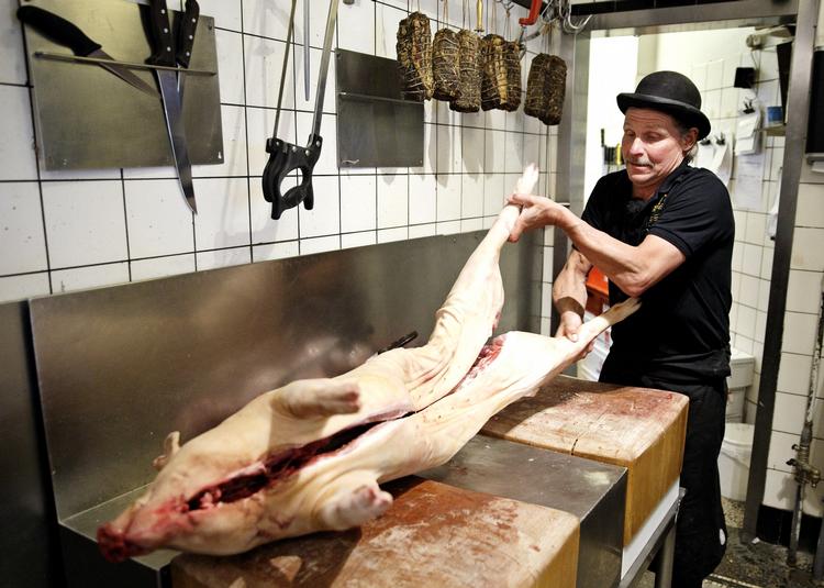 dømt. Jens 'Slagter' Petersen forsøgte i sidste uge at appellere til dommeren, men uden held. I dag afgjorde Københavns Byret, at han skal betale 190.000 kroner for ulovlig brug af udenlandsk arbejdkraft. 