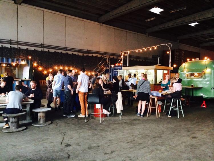 FERIE. Der vises VM på storskærm på Copenhagen Street Food. 