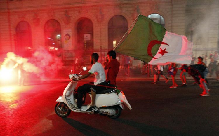 flag. Efter kampen mellem Algeriet og Rusland gik flokke af algiere amok i glædesrus i det sydlige Frankrig. Derfor forbydes brug af flag som på billedet i Nice. 