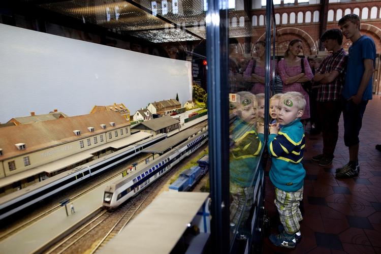 FUT. Efter et års restaureringsarbejde er modeltoget tilbage på Københavns Hovedbanegårds røde fliser. Det koster to kroner at sætte togene i bevægelse gennem det sydsjællandske landskab. 