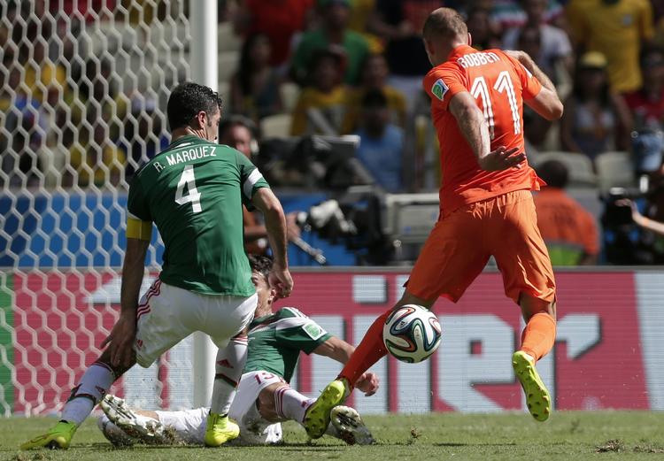 FILM. I denne situation banker Hector Morena og Arjen Robben benene sammen. Mexicaneren brækkede skinnebenet og hollænderen smed sig for at få et straffespark. 