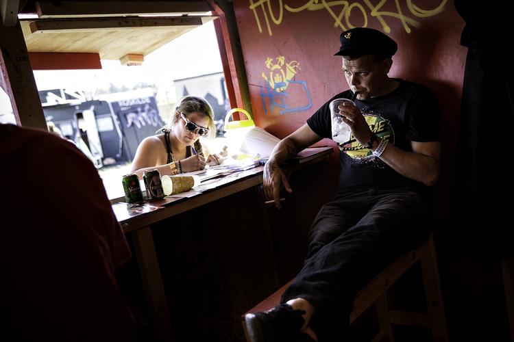 Skribleri. Festivalgæsterne i Dream City digter på livet løs og sender breve, postkort og kærlighed til deres venner på campingpladsen. 