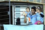 Luis Suarez vinker til fansene fra sit hjem inden Uruguay spillede 1/8-finale mod Colombia. 