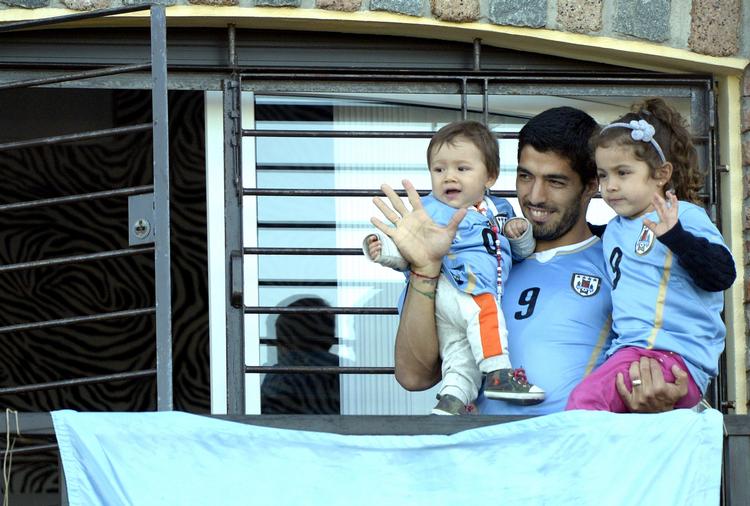 Luis Suarez vinker til fansene fra sit hjem inden Uruguay spillede 1/8-finale mod Colombia. 