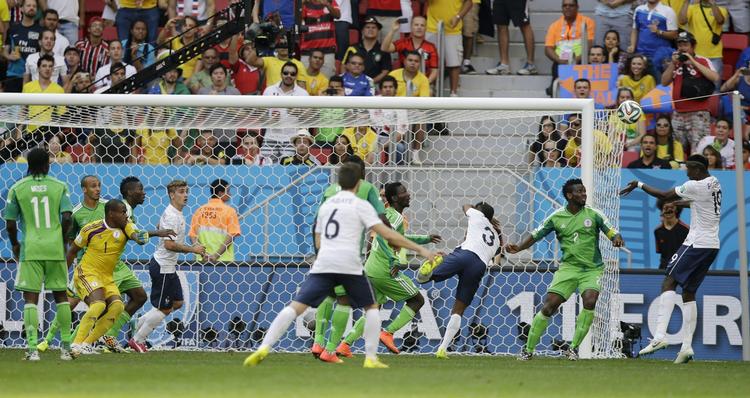 1-0. Efter et dårligt indgreb fra målmanden Vincent Enyeama headede Paul Pogba Frankrig på vej mod kvartfinalen. 