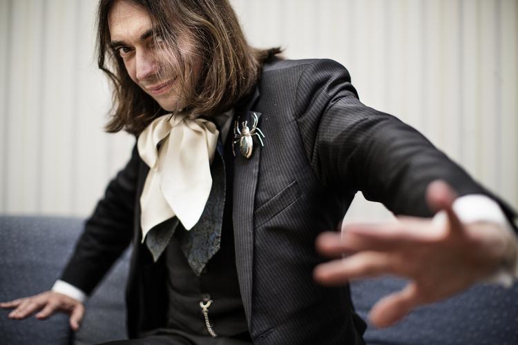 talmagiker. Cedric Villani er en ikke helt almindelig matematiker, der nærmest har kultstatus hjemme i Frankrig for sin måde at gøre det svære fag interessant på. 