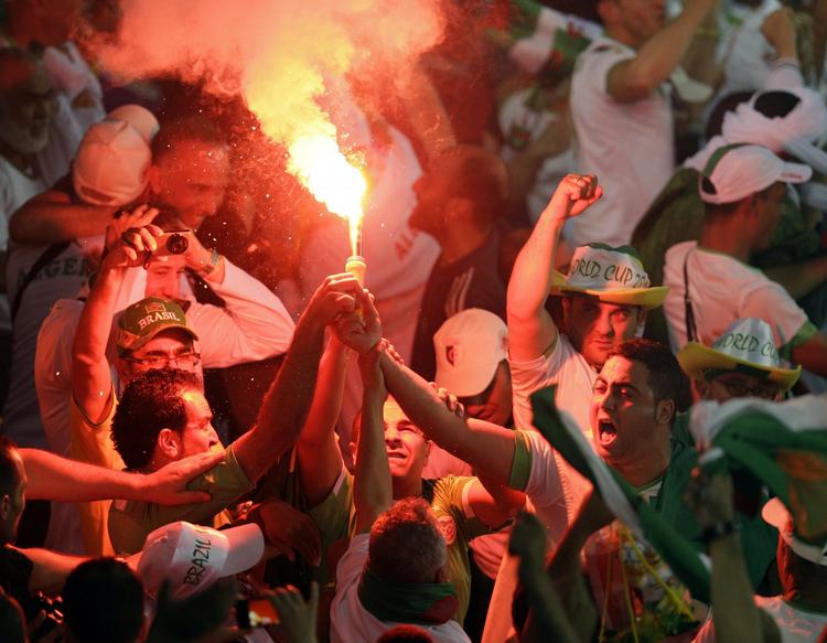 Algeriet har fået en bøde, efter fans antændte fyrværkeri i kampen mod Rusland. 