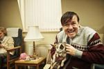 'Derek'. På Broadhill plejehjem i tv-serien 'Derek' er der god plads til skæve eksistenser. FOTO: Ray Burmiston/Netflix 