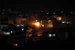 eksplosion. Flammer og røg fra et hus, der angiveligt tilhørte en af de to palæstinensere, som Israel har udpeget som mistænkt for kidnapning og drab på de tre israelske teenagere, hvis lig blev fundet på Vestbredden i går. Huset blev ifølge palæstinensiske kilder sprængt i luften af israelske styrker i aftes. 