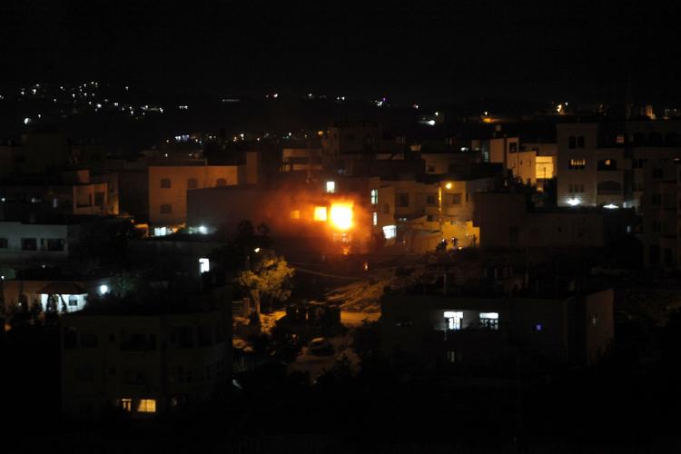 eksplosion. Flammer og røg fra et hus, der angiveligt tilhørte en af de to palæstinensere, som Israel har udpeget som mistænkt for kidnapning og drab på de tre israelske teenagere, hvis lig blev fundet på Vestbredden i går. Huset blev ifølge palæstinensiske kilder sprængt i luften af israelske styrker i aftes. 