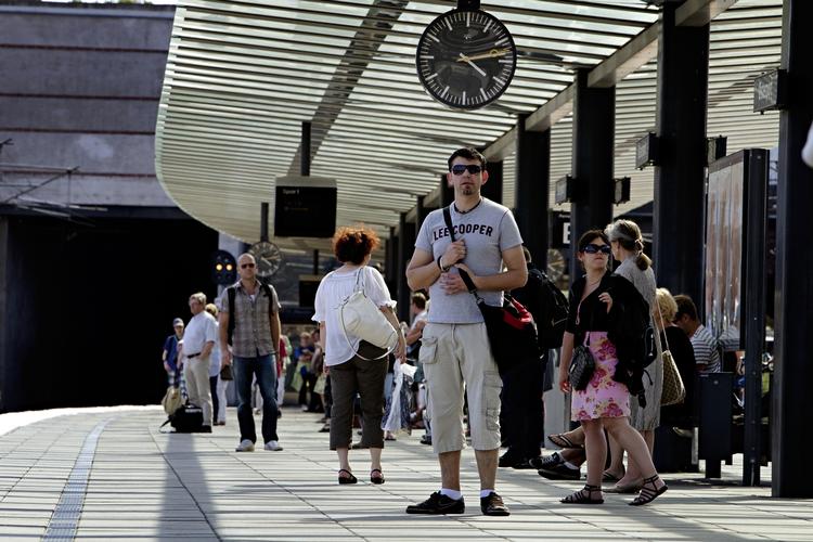 forbud. Rygeforbuddet vil især kunne mærkes på Odense Banegård, hvor mange rygetrængende benytter stoppet til at gå ud af toget og tage nogle hvæs, inden toget kører videre. 