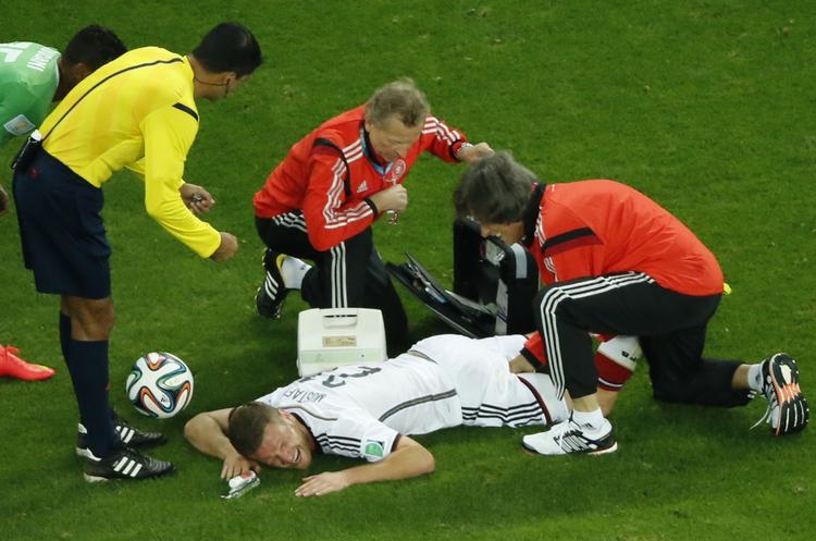 Færdig. Forsvarsspilleren Shkodran Mustafi måtte i mandagens 2-1-sejr over Algeriet i 1/8-finalen lade sig udskifte med en lårskade. 