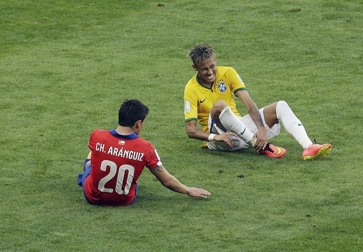 SLIDT. Brasiliens altoverskyggende stjernespiller, Neymar, døjer med småskavanker og bliver derfor sparet ved træningerne. 