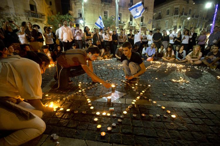 sorg. Israelere tænder lys i Jerusalem, efter at ligene af tre israelske teenagedrenge mandag blev fundet nær Hebron på Vestbredden. 