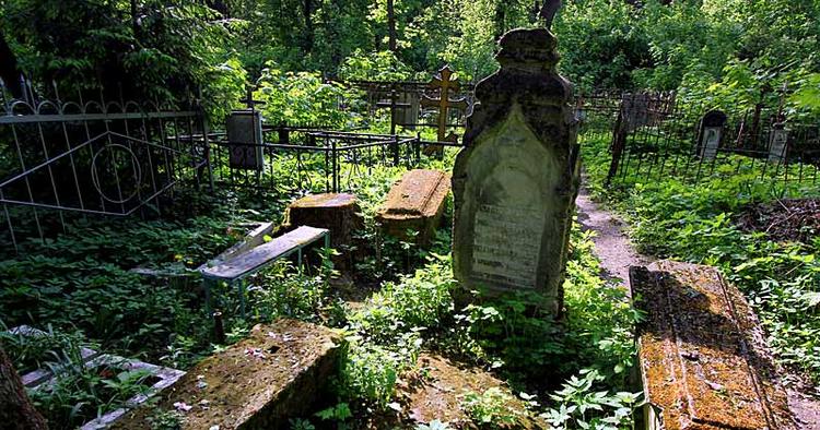 ENORM. Der er omkring 10.000 gravsten på Allehelgenskirkegården i Tula, der strækker sig over et areal svarende til cirka 50 fodboldbaner. 