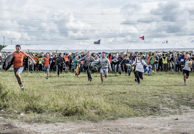 Taget! Ved udgangen af mandag var flere deltagere på Roskilde Festival snuppet i besiddelse af euforiserende stoffer. Til gengæld er der færre tyverier indtil nu på årets festival. Billedet her er fra åbningen af årets festival og har altså intet med euforiserende stoffer eller tyverier at gøre. 