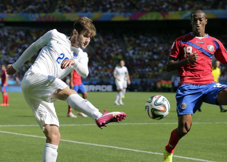 solgt. Adam Lallana (tv) i den engelske landsholdsdragt ved VM i Brasilien, der hurtigt var overstået for England. 
