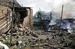 angreb. En beboelsesejendom i byen Slavjansk i Donetskregionen i det østlige Ukraine står i flammer efter angreb fra det ukrainske militær tidligere i dag. 