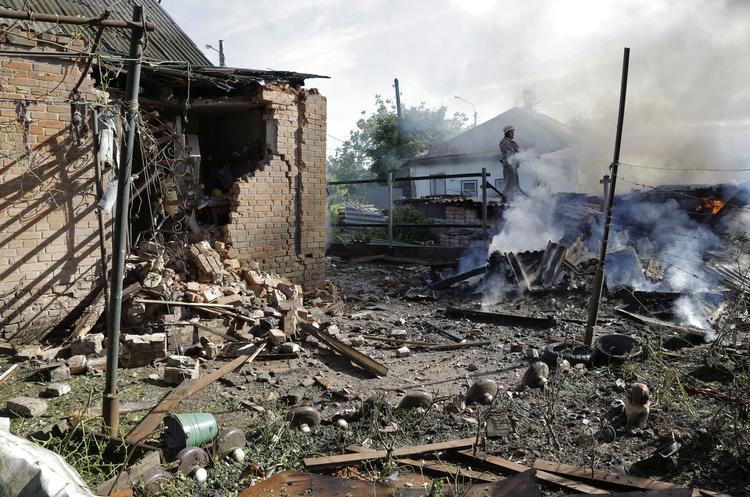 angreb. En beboelsesejendom i byen Slavjansk i Donetskregionen i det østlige Ukraine står i flammer efter angreb fra det ukrainske militær tidligere i dag. 