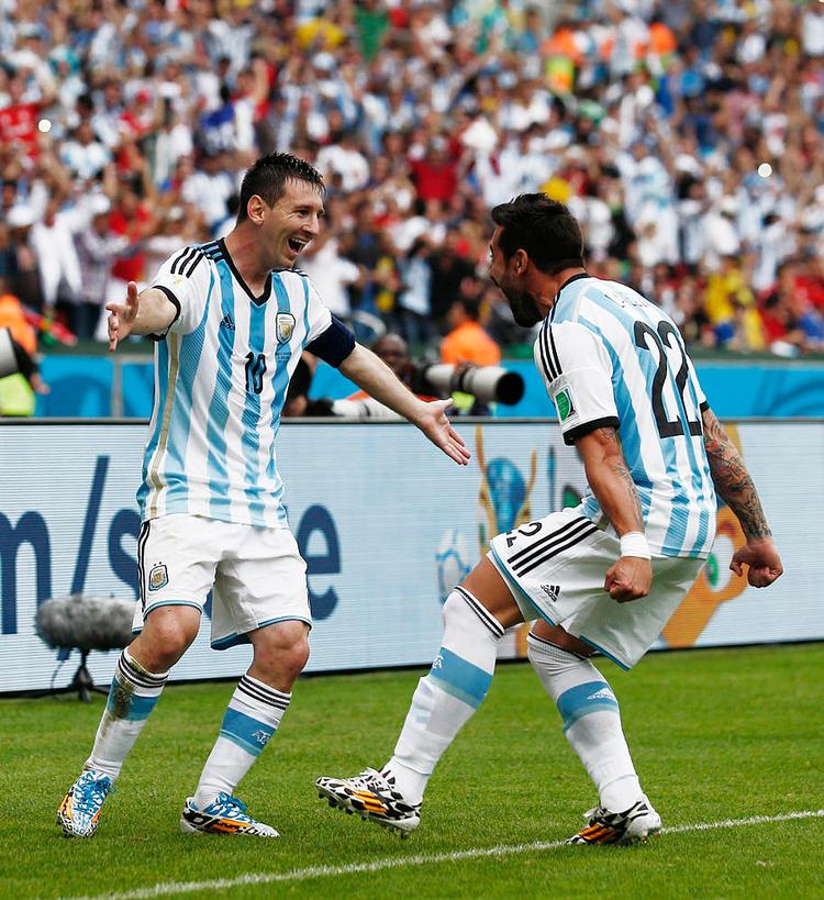 Makker. Angriberen Ezequiel Lavezzi (th.) kom ind i Argentinas kamp mod Nigeria og står til at overtage den skadeplagede Sergio Agüeros plads tæt ved Messi. Foto: Jon Super/AP 