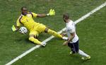 AFBRÆNDEREN. Efter 70 minutter brændte Karim Benzema denne store chance på Vincent Enyeama, men 8 minutter senere gik det galt fopr Nigerias målmand. 