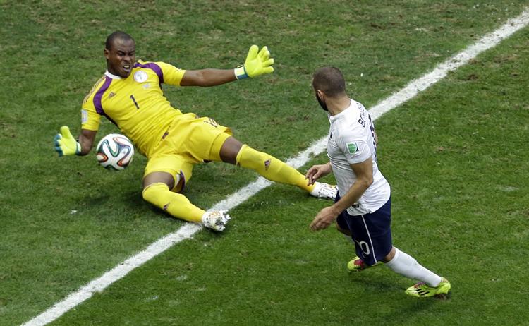 AFBRÆNDEREN. Efter 70 minutter brændte Karim Benzema denne store chance på Vincent Enyeama, men 8 minutter senere gik det galt fopr Nigerias målmand. 