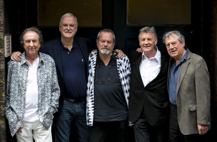 Farvel. Det bliver beskidt, lover pythonerne (fra venstre) Eric Idle, John Cleese, Terry Gilliam, Michael Palin og Terry Jones. De siger endegyldt farvel med livesteaming til hele verden 20. juli. 