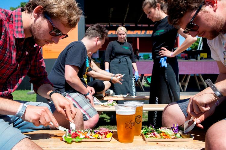 Asiatisk. Du kan få dig et godt og eksotisk måltid mad på festivalen. 