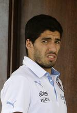undskyldning. FC Barcelona vil gøre en del for at få visket billedet af den bidende Luis Suarez væk, før den spanske storklub investerer i topscoreren. 